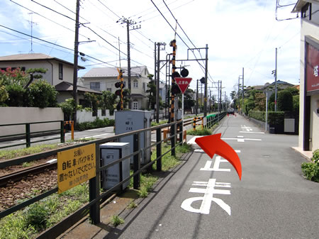 【写真】50m程歩くと、左に踏切りがありますのでこちらを渡ります。