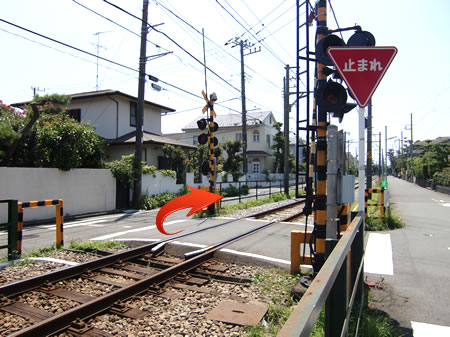 【写真】踏切を渡ったら、右に進んでください。