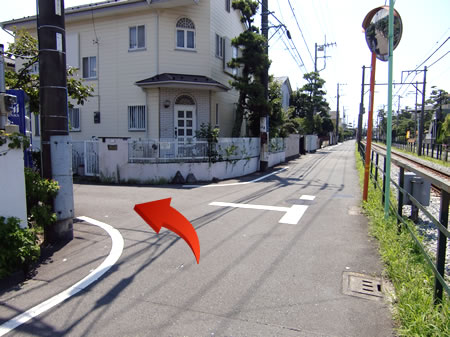 【写真】5m程歩くとT字路がありますので、こちらを左折します。