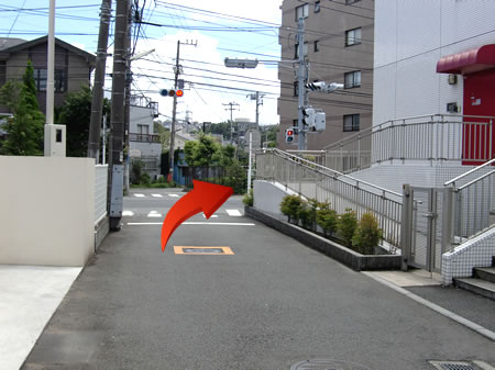 【写真】150m程、直進すると信号があります。信号を渡って、右折してください。