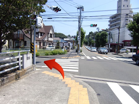 【写真】フジスーパーを過ぎると橋があります。渡りきった信号を左折してください。