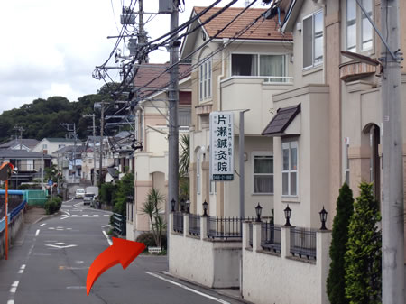 【写真】右手に看板があります。看板を過ぎて右折してください。